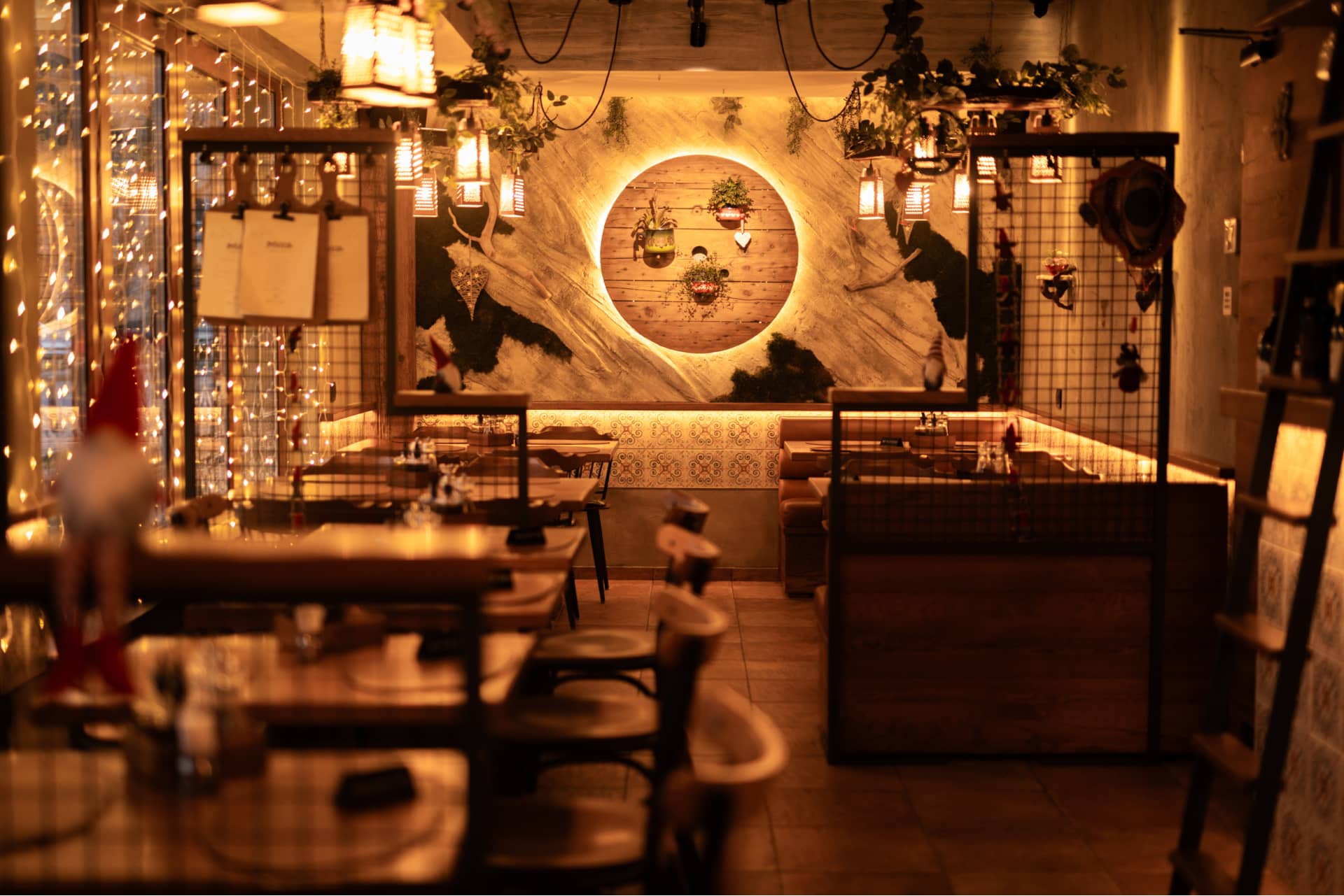 Uređeni stolovi, udobne stolice i topla rasvjeta restorana Mrvica