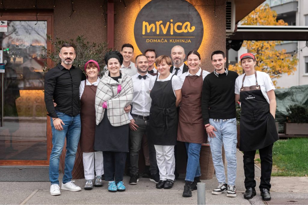 Ekipa Mrvice ispred obiteljskog restorana